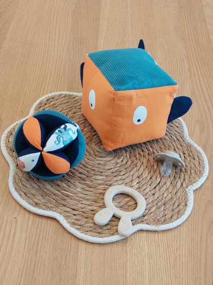 Balle Montessori en stock - sous l'océan / orange et bleu - expédition sous 24h – Image 6