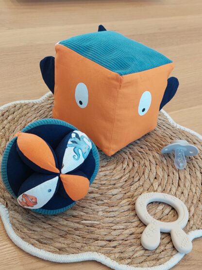 Balle Montessori en stock - sous l'océan / orange et bleu - expédition sous 24h – Image 2