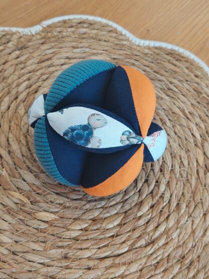 Balle Montessori en stock - sous l'océan / orange et bleu - expédition sous 24h – Image 3