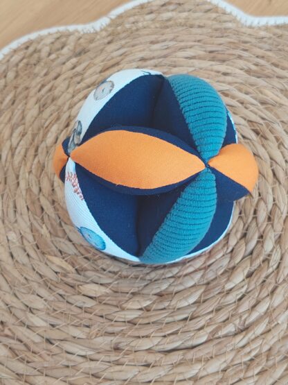 Balle Montessori en stock - sous l'océan / orange et bleu - expédition sous 24h – Image 5
