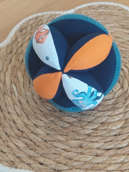 Balle Montessori en stock - sous l'océan / orange et bleu - expédition sous 24h – Image 4