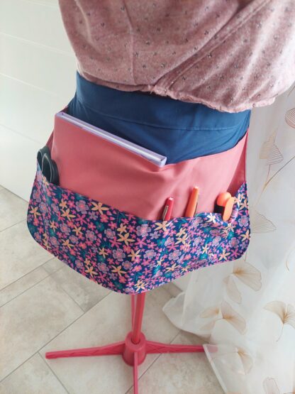 Tablier de maitresse / Atsem bleu, rose et fleuri – Image 2