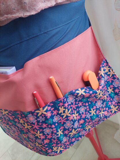 Tablier de maitresse / Atsem bleu, rose et fleuri – Image 6