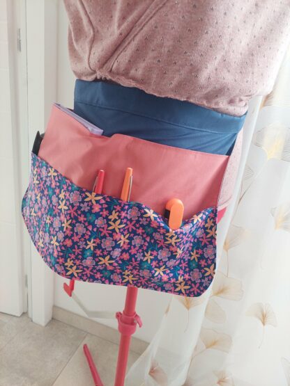 Tablier de maitresse / Atsem bleu, rose et fleuri – Image 3