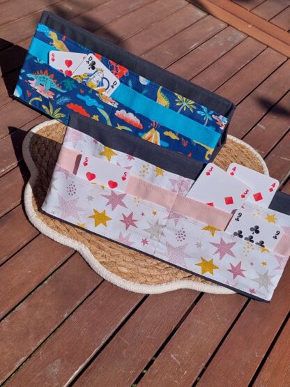 Porte cartes à jouer pour enfants _ dinosaures Support pratique pour jeux de cartes en famille – Image 3