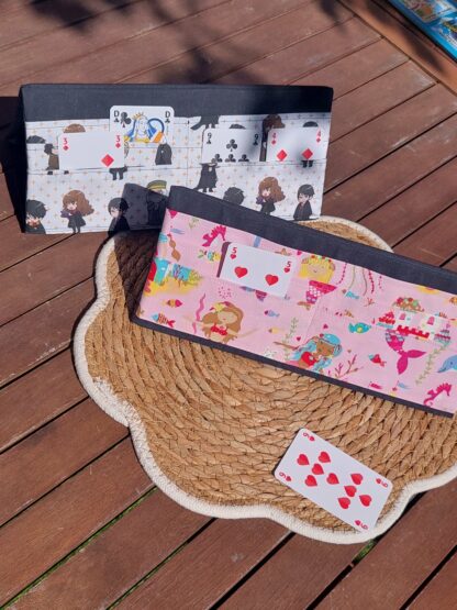 Porte cartes à jouer pour enfants _ Magie / magicien / sorcier - Support pratique pour jeux de cartes en famille – Image 4
