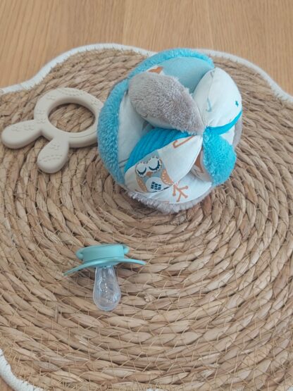 Balle Montessori en stock - renard et hiboux - bleu/beige - expédition sous 24h – Image 3
