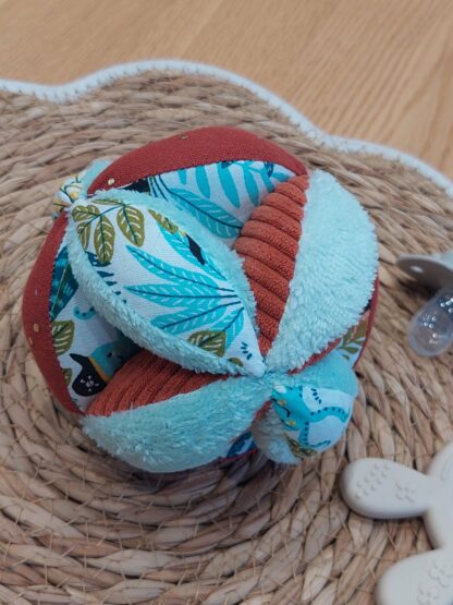 Balle Montessori en stock - pirate jungle - bleu/terracotta - expédition sous 24h – Image 3
