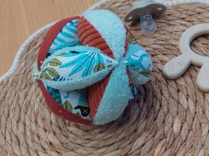 Balle Montessori en stock - pirate jungle - bleu/terracotta - expédition sous 24h – Image 4