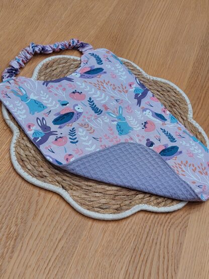 Bavoir maternelle - tissu féérique hiboux / lapins et nid d'abeille mauve – Image 5
