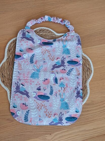 Bavoir maternelle - tissu féérique hiboux / lapins et nid d'abeille mauve – Image 2