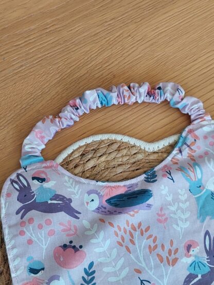 Bavoir maternelle - tissu féérique hiboux / lapins et nid d'abeille mauve – Image 3