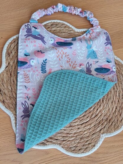 Bavoir maternelle - tissu féérique hiboux / lapins et nid d'abeille bleu – Image 4