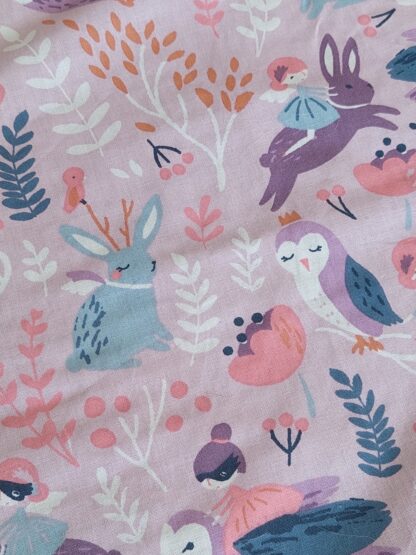 Bavoir maternelle - tissu féérique hiboux / lapins et nid d'abeille mauve – Image 4