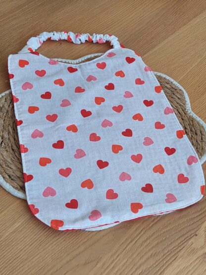 Bavoir maternelle - tissu coeur et nid d'abeille rouge – Image 2