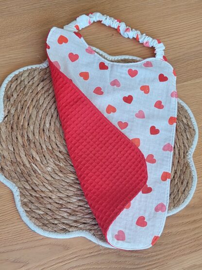 Bavoir maternelle - tissu coeur et nid d'abeille rouge – Image 3