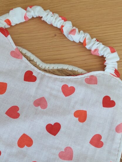 Bavoir maternelle - tissu coeur et nid d'abeille rouge – Image 5