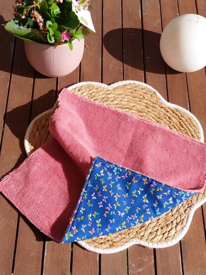 Serviette visage bleu / papillon - éponge bambou rose – Image 4