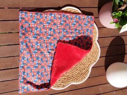 Serviette visage à fleurs rouge et grise - éponge bambou rouge – Image 2