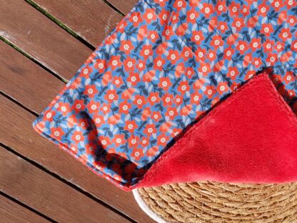 Serviette visage à fleurs rouge et grise - éponge bambou rouge – Image 3