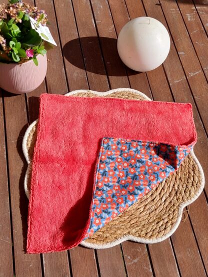 Serviette visage à fleurs rouge et grise - éponge bambou rouge – Image 4