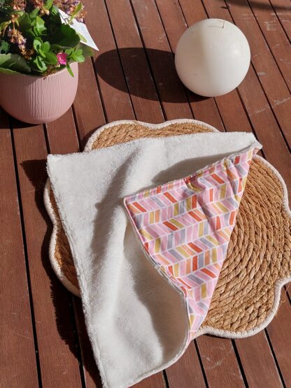 Serviette visage rose / chevrons jaune-gris - éponge bambou blanc – Image 4