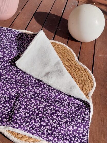 Serviette visage fleurs / violet - éponge bambou blanc – Image 3
