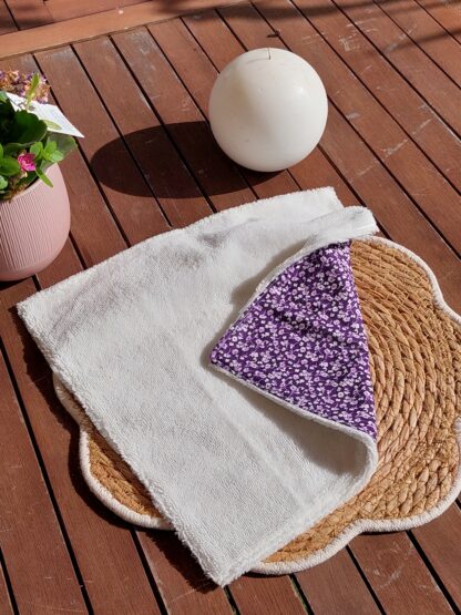 Serviette visage fleurs / violet - éponge bambou blanc – Image 4