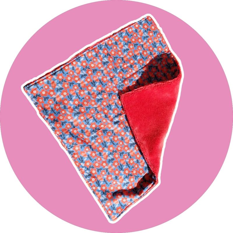 Serviette visage à fleurs rouge et grise - éponge bambou rouge