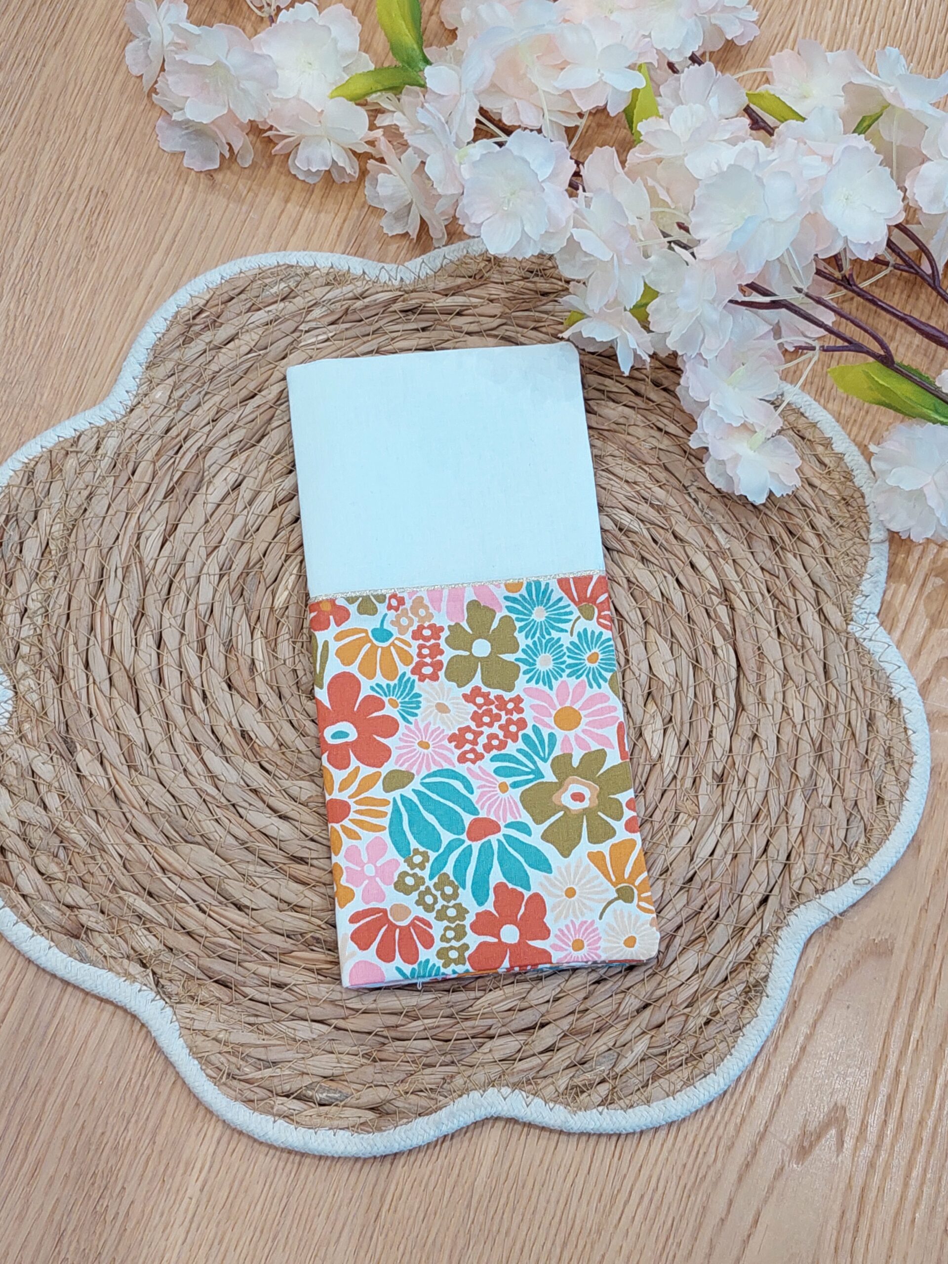 Protège livret de famille - blanc et fleurs rétro - personnalisable - expédition sous 24h – Image 4