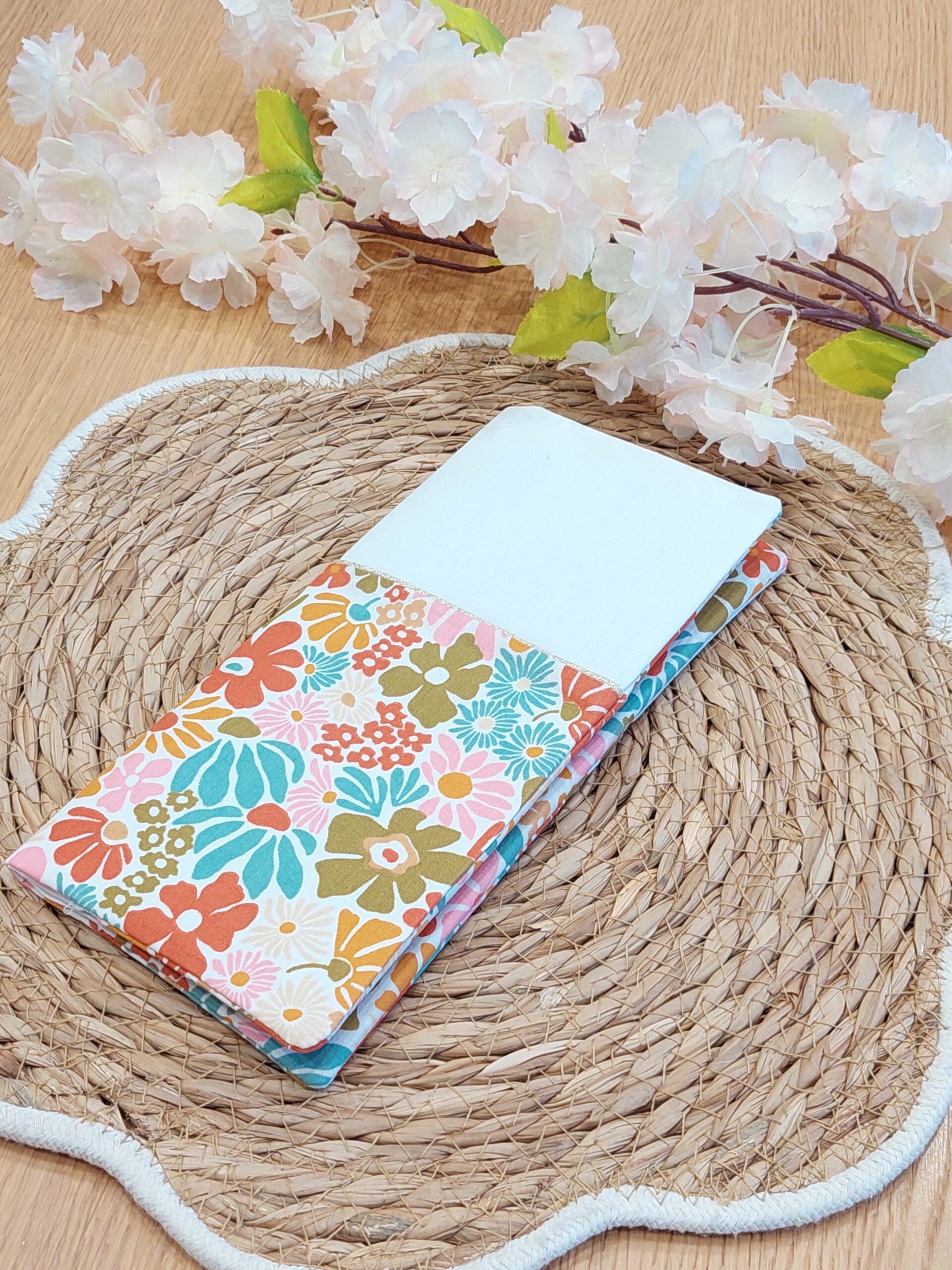 Protège livret de famille - blanc et fleurs rétro - personnalisable - expédition sous 24h – Image 2