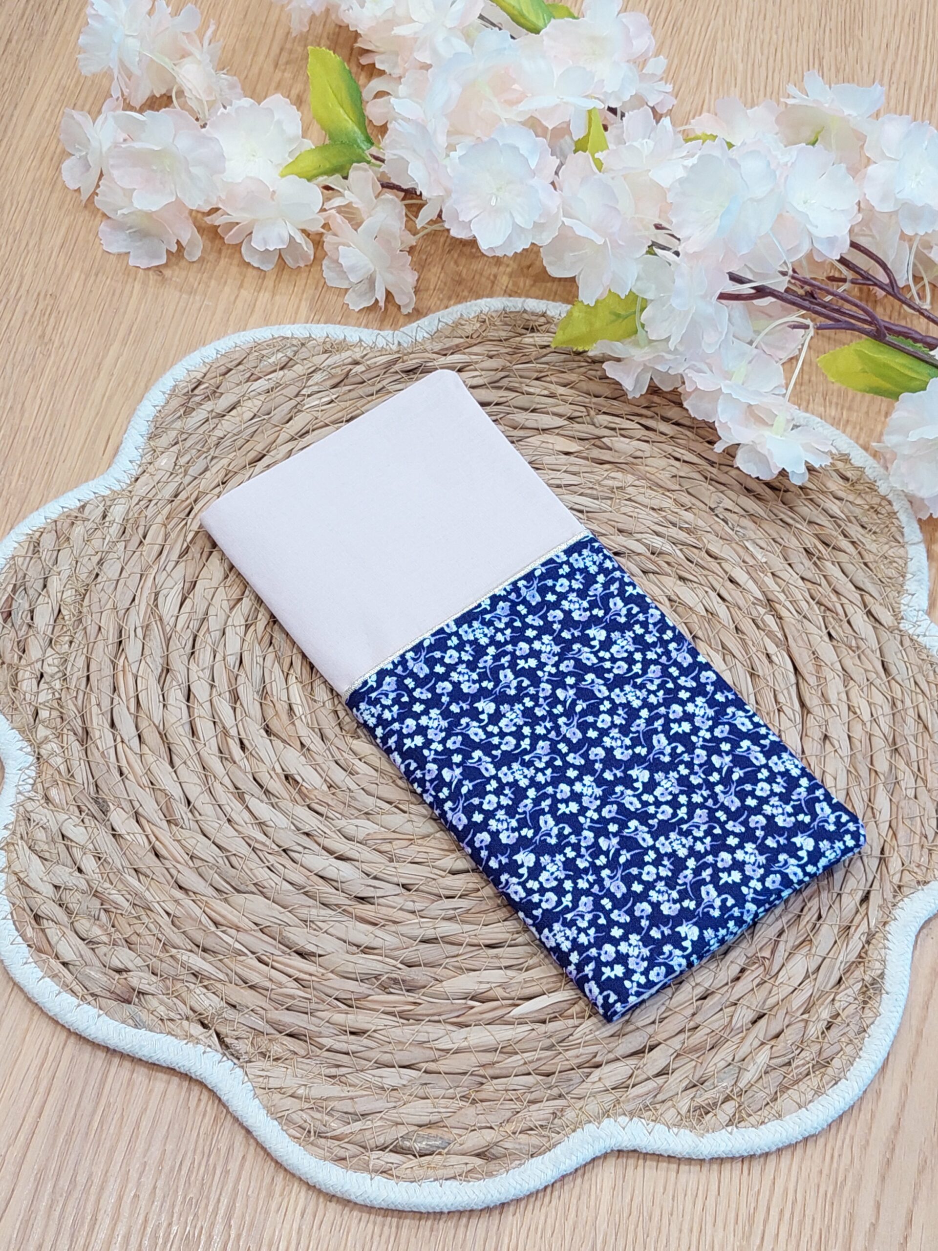 Protège livret de famille - rose pâle et fleurs violettes - personnalisable - expédition sous 24h – Image 2