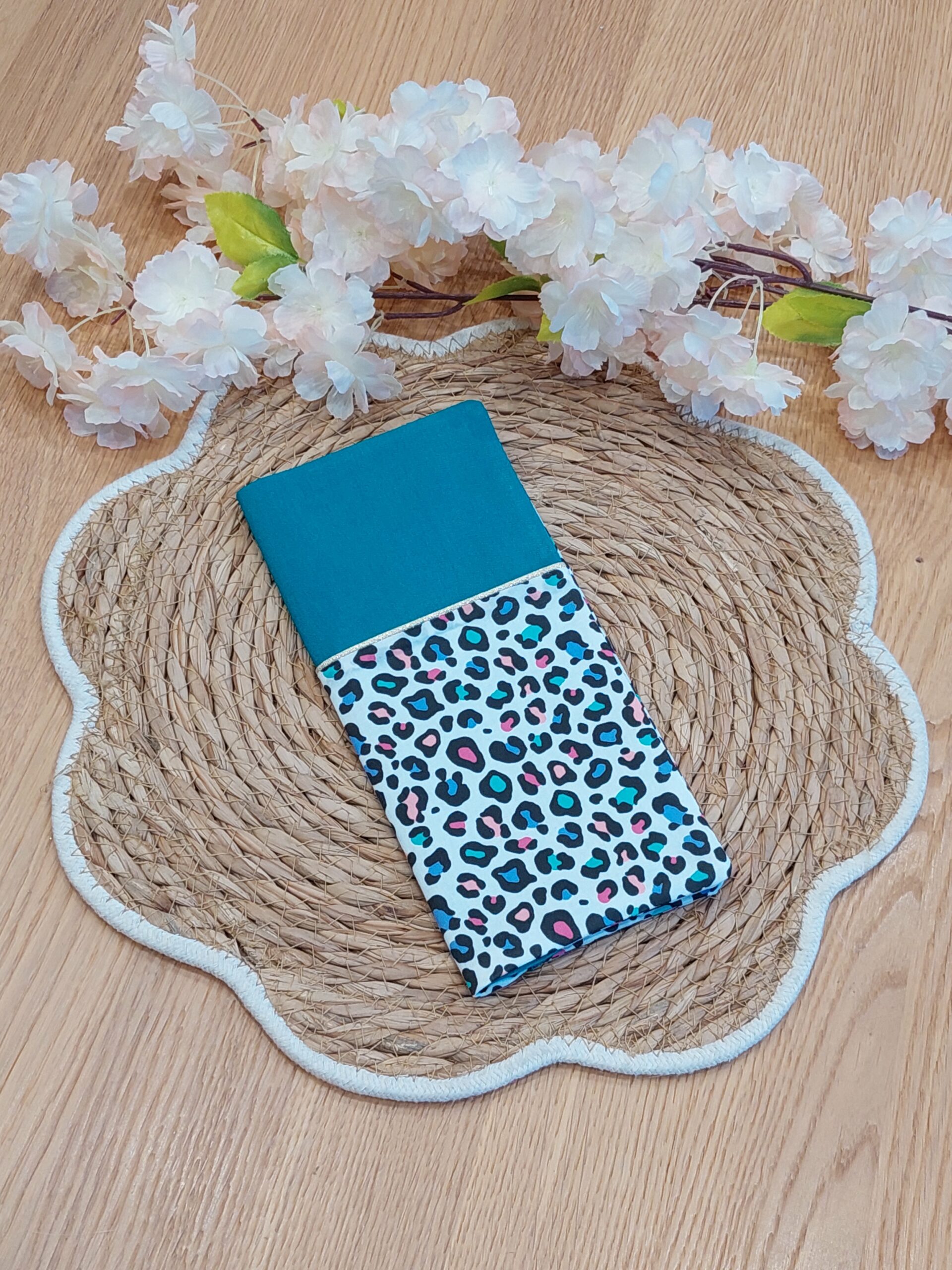 Protège livret de famille - turquoise et léopard multicolore - personnalisable - expédition sous 24h – Image 3