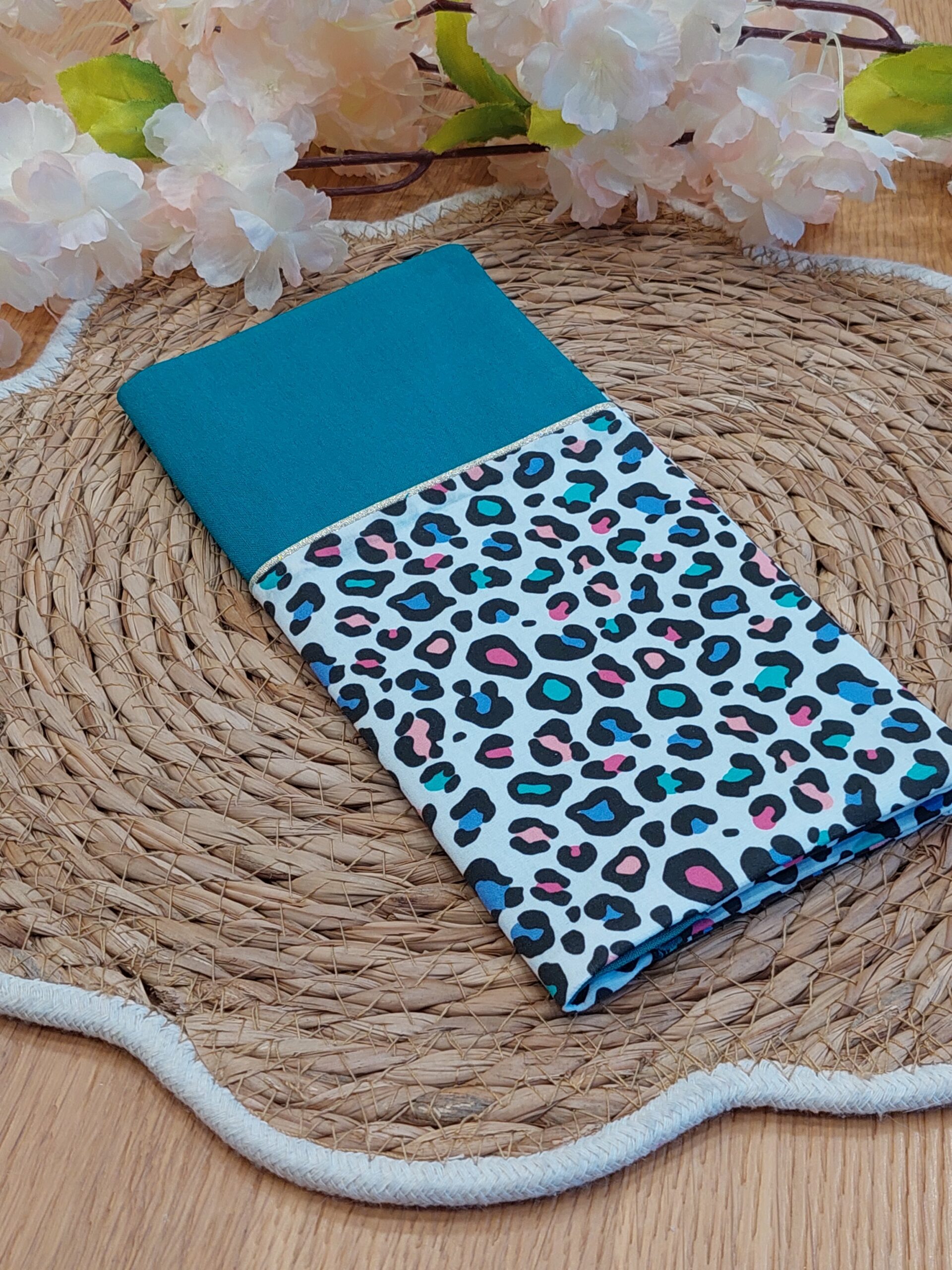 Protège livret de famille - turquoise et léopard multicolore - personnalisable - expédition sous 24h – Image 2