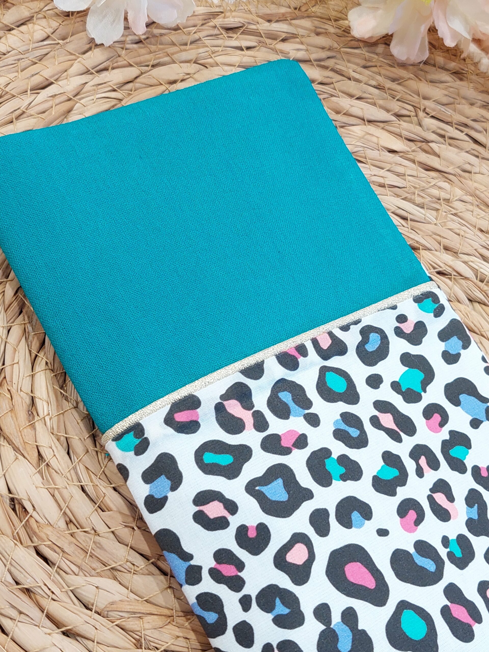 Protège livret de famille - turquoise et léopard multicolore - personnalisable - expédition sous 24h – Image 4