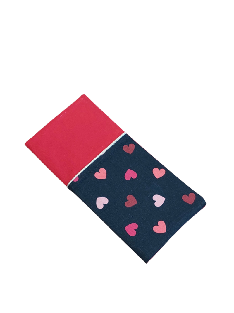 Protège livret de famille - rouge et noir avec des coeurs - personnalisable - expédition sous 24h