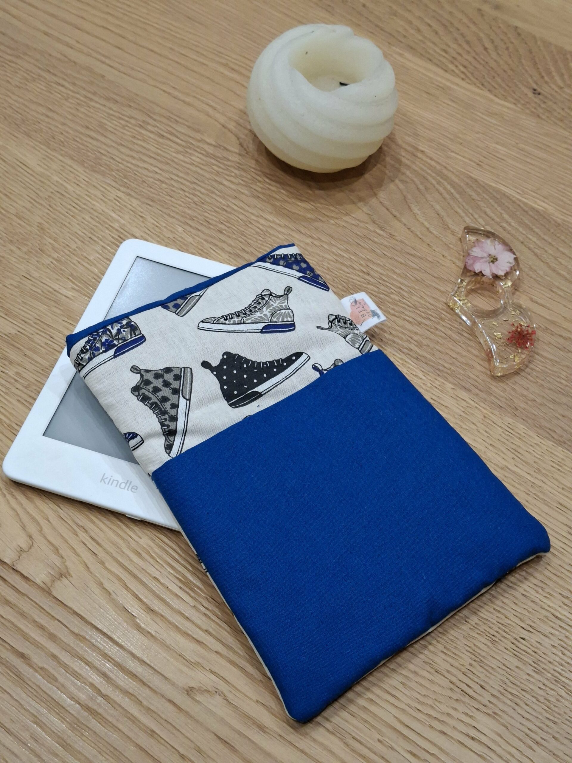 Protège livres de poche et liseuse - bleu et chaussures- personnalisable - expédition sous 24h – Image 3
