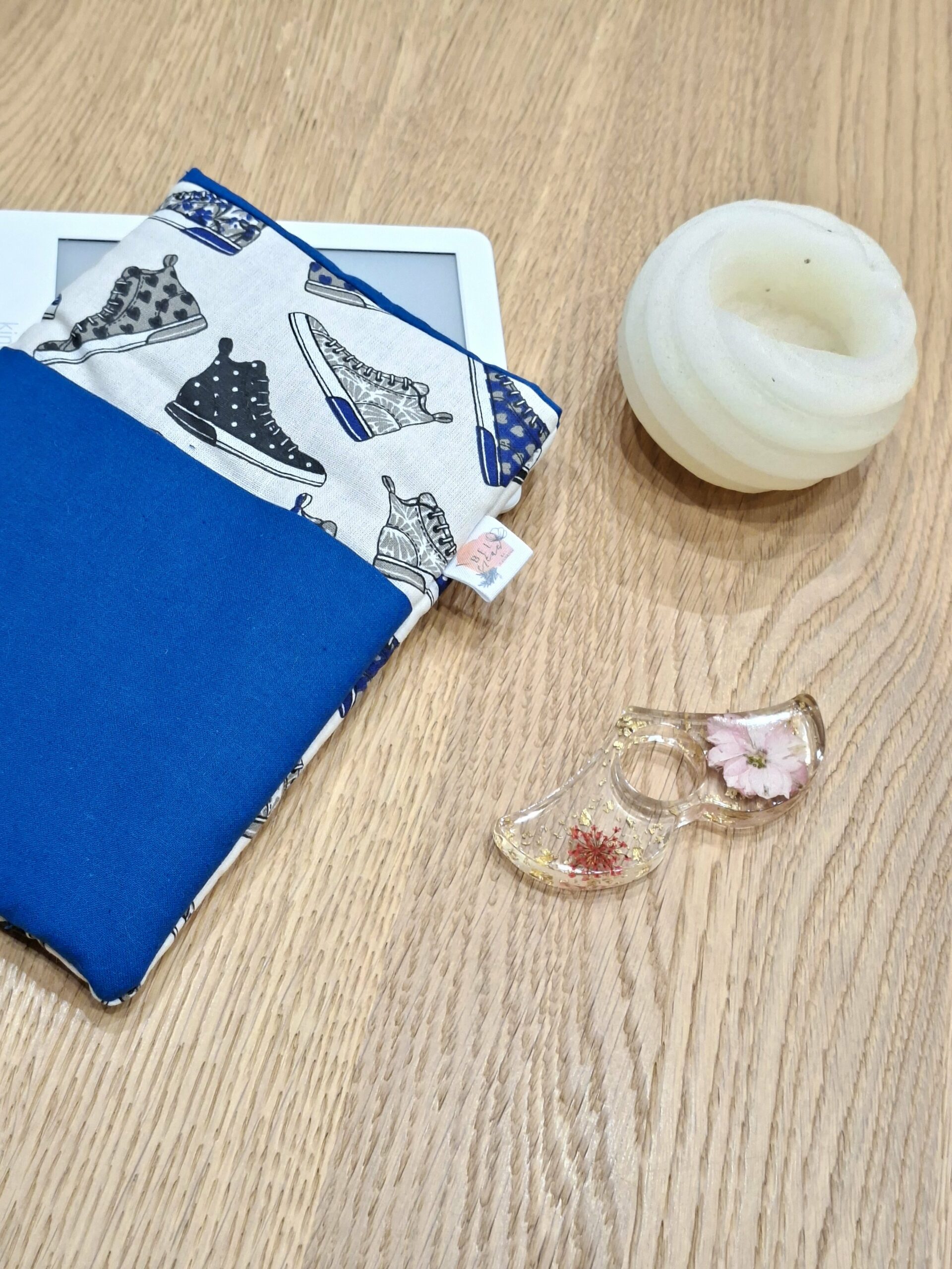 Protège livres de poche et liseuse - bleu et chaussures- personnalisable - expédition sous 24h – Image 2