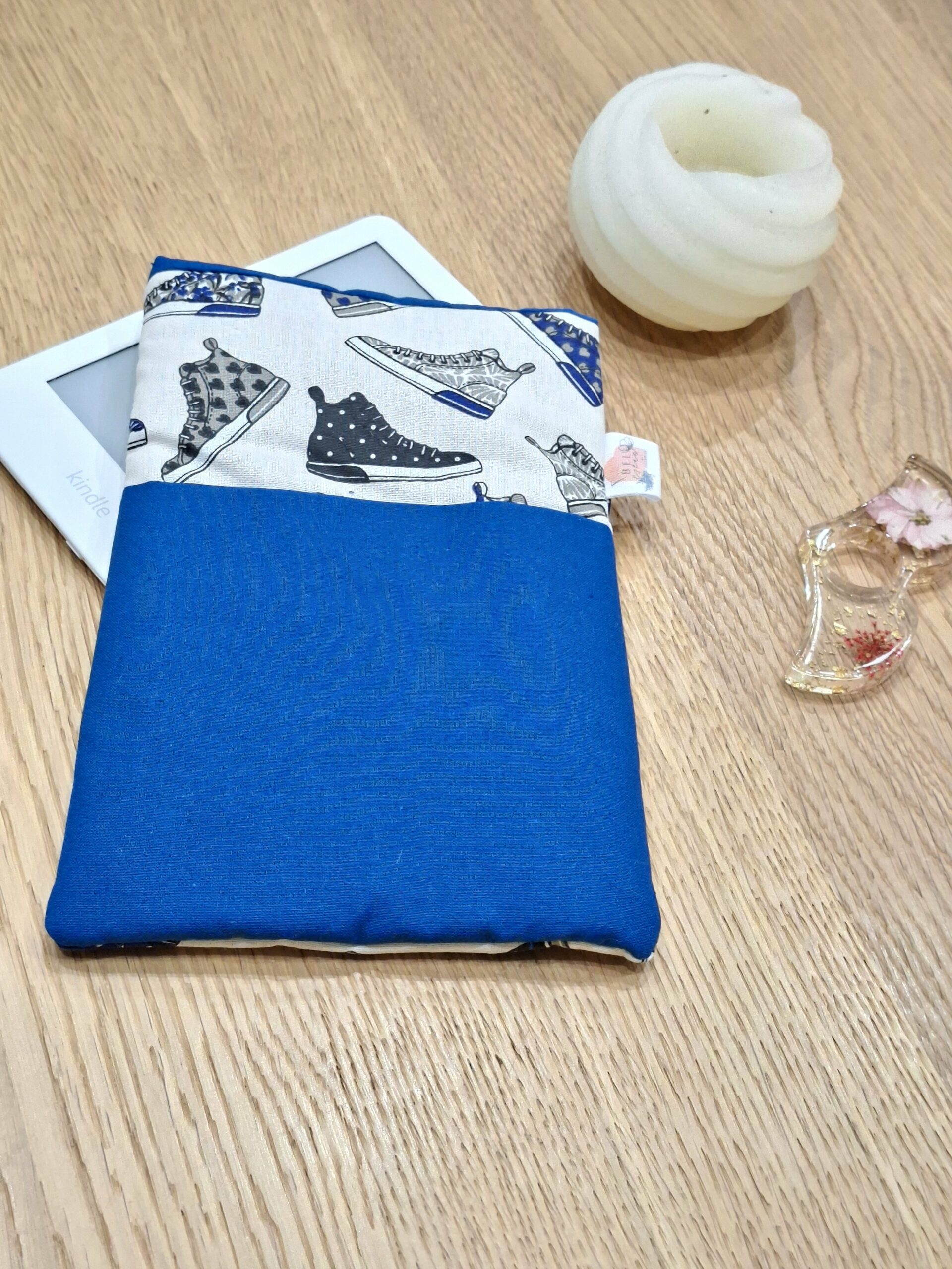 Protège livres de poche et liseuse - bleu et chaussures- personnalisable - expédition sous 24h – Image 5