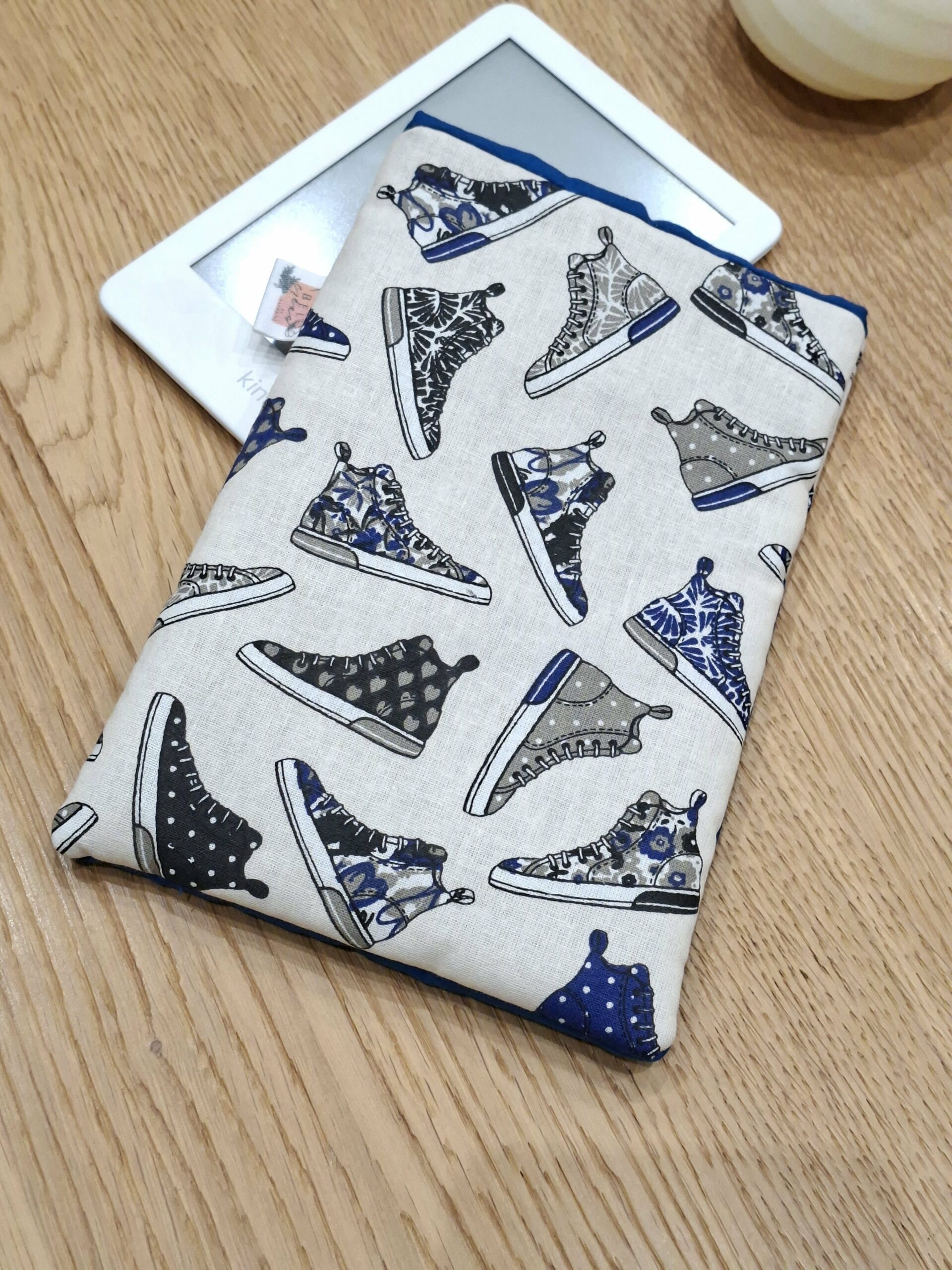 Protège livres de poche et liseuse - bleu et chaussures- personnalisable - expédition sous 24h – Image 4