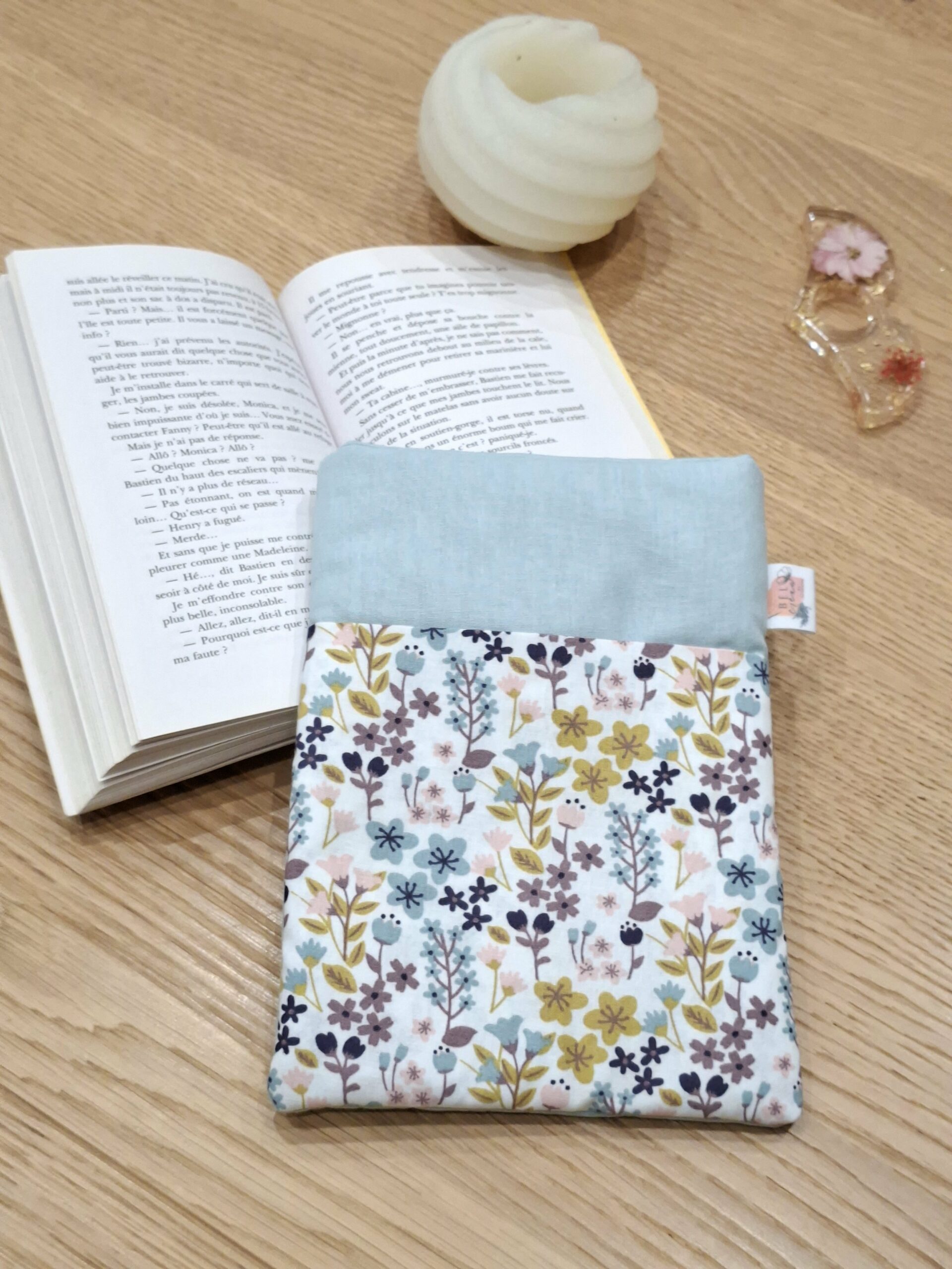 Protège livres de poche et liseuse - bleu ciel et fleuri- personnalisable - expédition sous 24h – Image 3