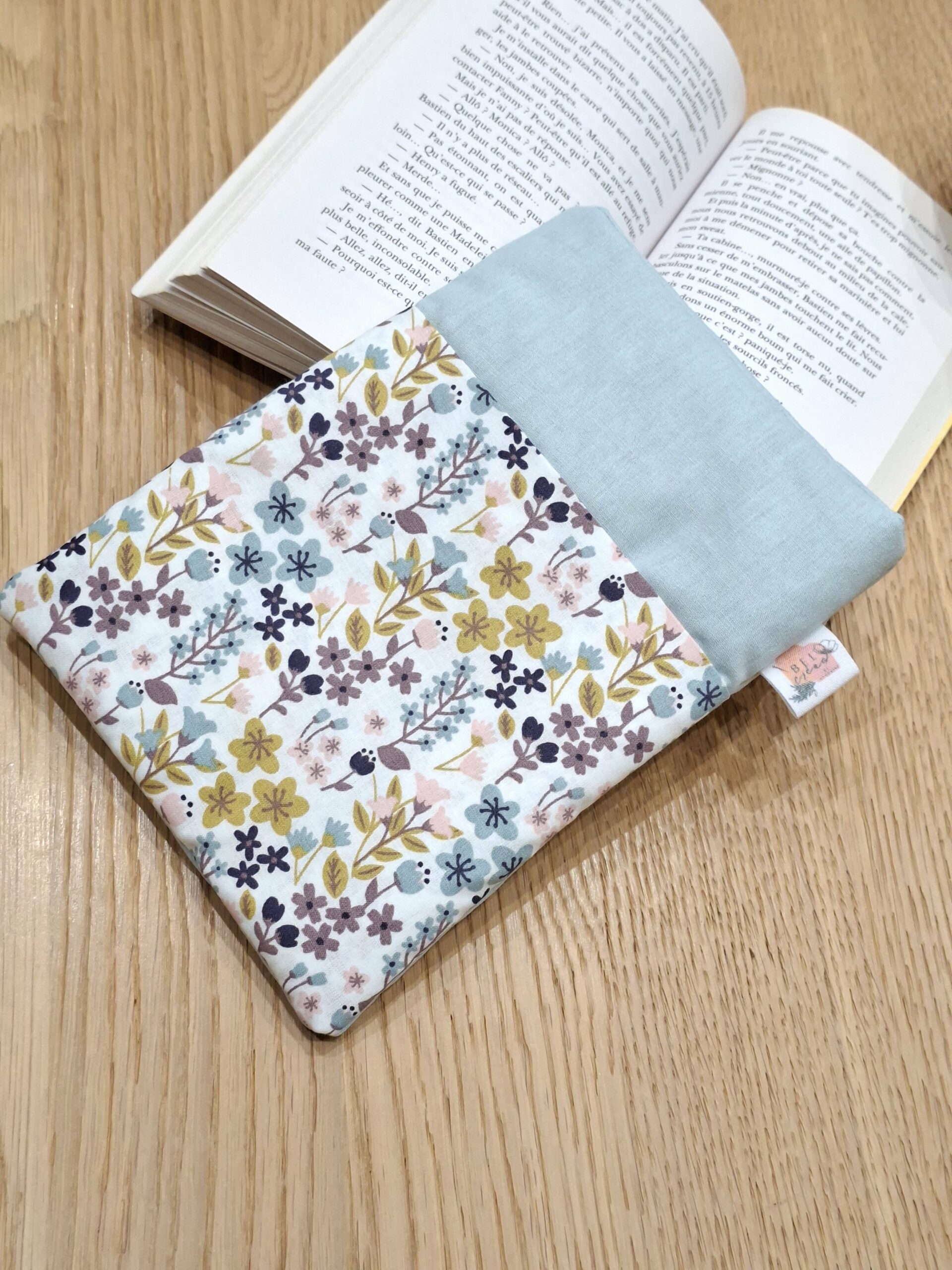 Protège livres de poche et liseuse - bleu ciel et fleuri- personnalisable - expédition sous 24h – Image 4