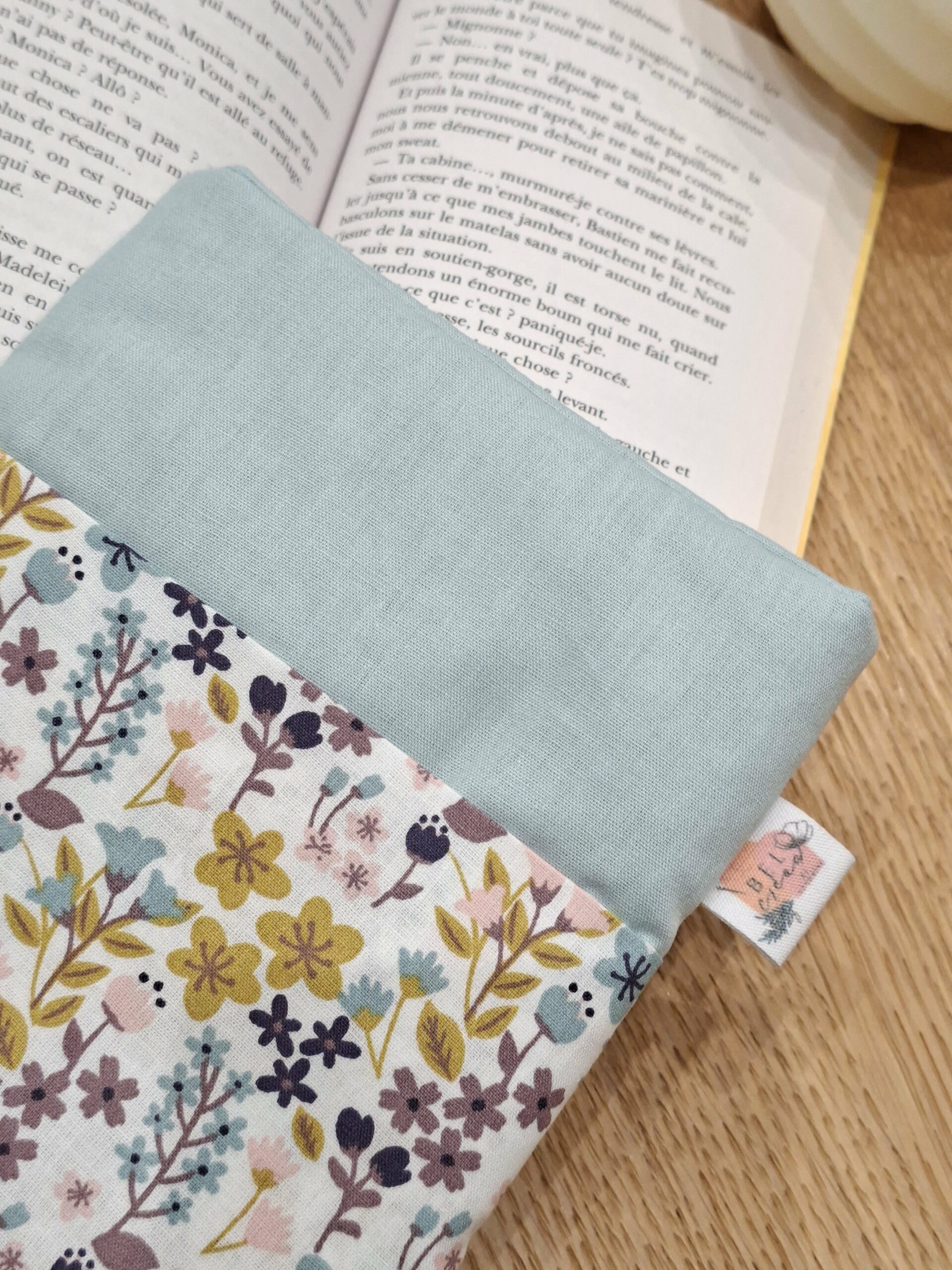 Protège livres de poche et liseuse - bleu ciel et fleuri- personnalisable - expédition sous 24h – Image 2