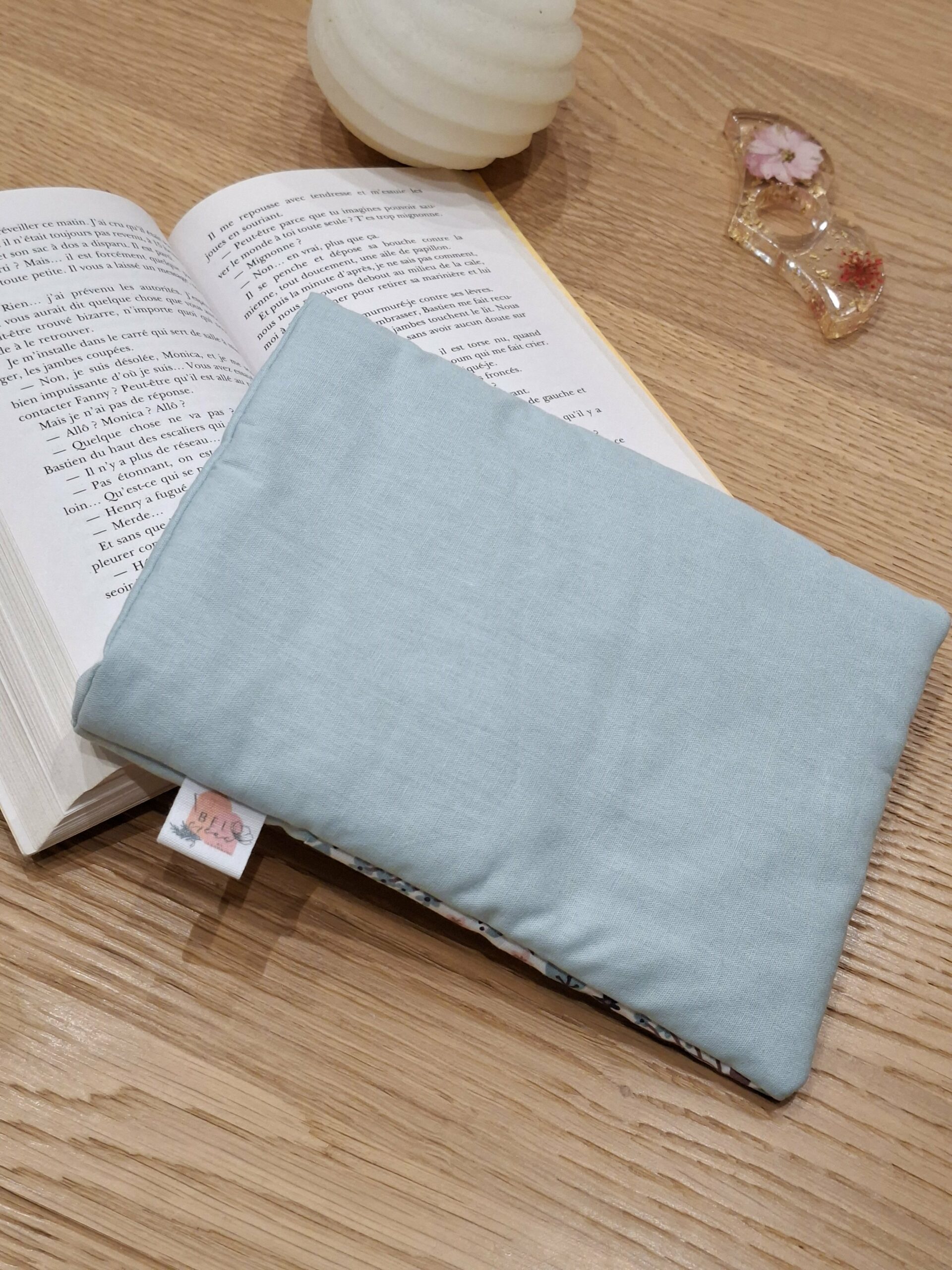 Protège livres de poche et liseuse - bleu ciel et fleuri- personnalisable - expédition sous 24h – Image 5