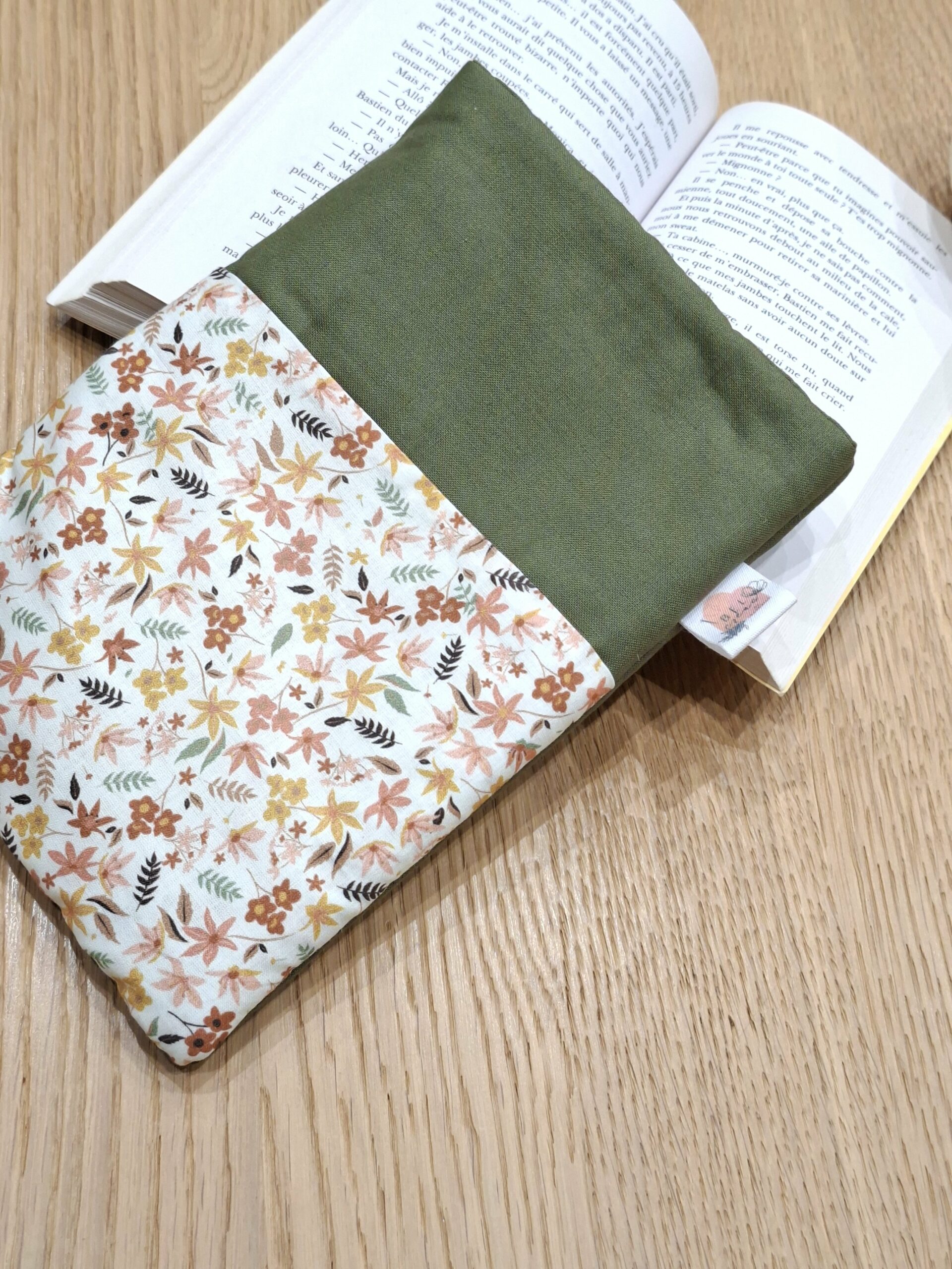 Protège livres de poche et liseuse - kaki et fleuri - personnalisable - expédition sous 24h – Image 3